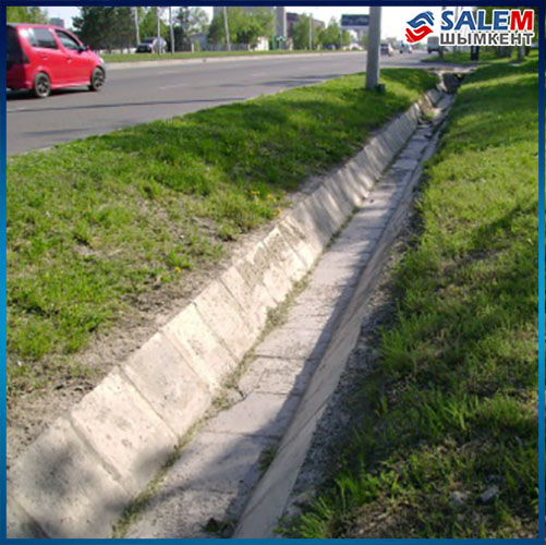 придорожная дренажная канава это. устройство водоотводной канавы вдоль дороги. прикромочный дренаж. кювет, траншея арык кювет. благоустройство канавы.