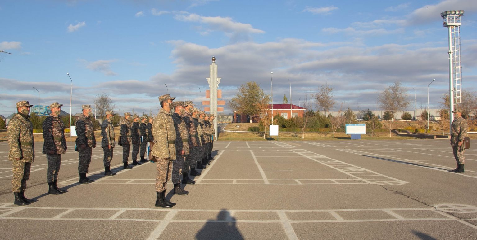 командир полка отчитывает на плацу